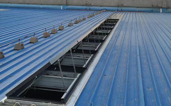 某城市大型商业综合体中庭秦州排烟窗工程